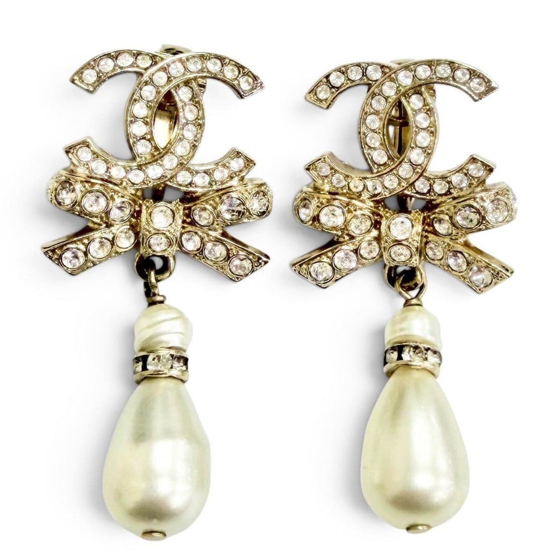 CHANEL B23C Coco Mark Rhinestone Ribbon Pearl Swing Earrings, Gold, Made in Italy, Women's, with Box: --- Catalog ---Category: SizeSize (HxWxD): 45.00mm x 20.00mm / 1.77'' x 0.79''Category: DesignType: Clip earringsColor: GoldGender: WomenCategory: GeneralMPN: B23CBrand: ChanelCountry of Origin:
