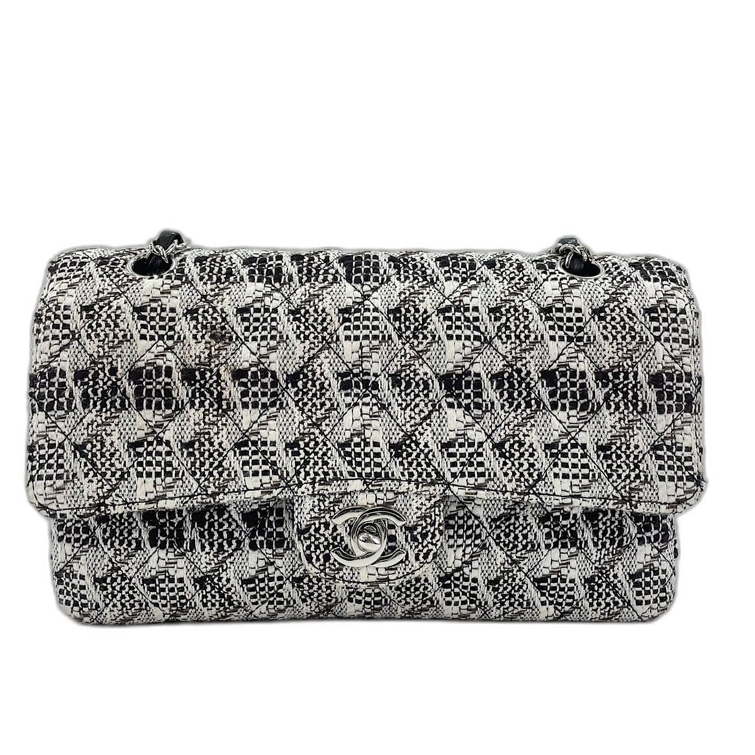 CHANEL Matelassé 25 Handbag White: --- Catalog ---Category: SizeSize (HxWxD): 16cm x 26cm x 7cm / 6.29'' x 10.23'' x 2.75''Category: DesignType: HandbagColor: WhiteGender: WomenCategory: GeneralBrand: Chanel--- Item List ---Section: Co
