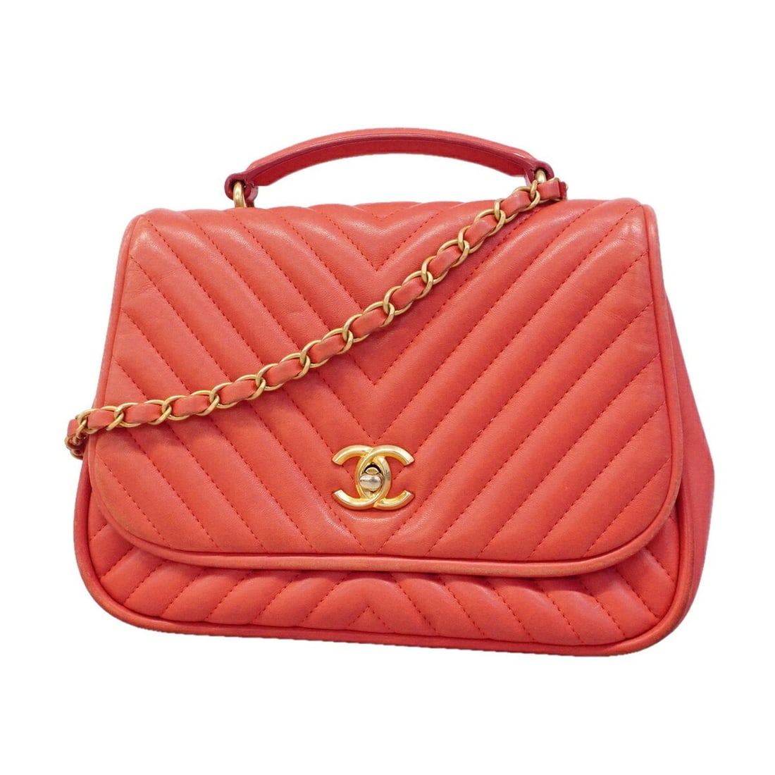 Chanel handbag, V-stitch, chain shoulder strap, lambskin, pink, 2-way bag for women: --- Catalog ---Category: SizeSize (HxWxD): 19cm x 25cm x 8cm / 7.48'' x 9.84'' x 3.14''Category: DesignType: HandbagColor: PinkGender: WomenMaterial: Leather Hardware Color: GoldLeather/Fur Type: Lamb