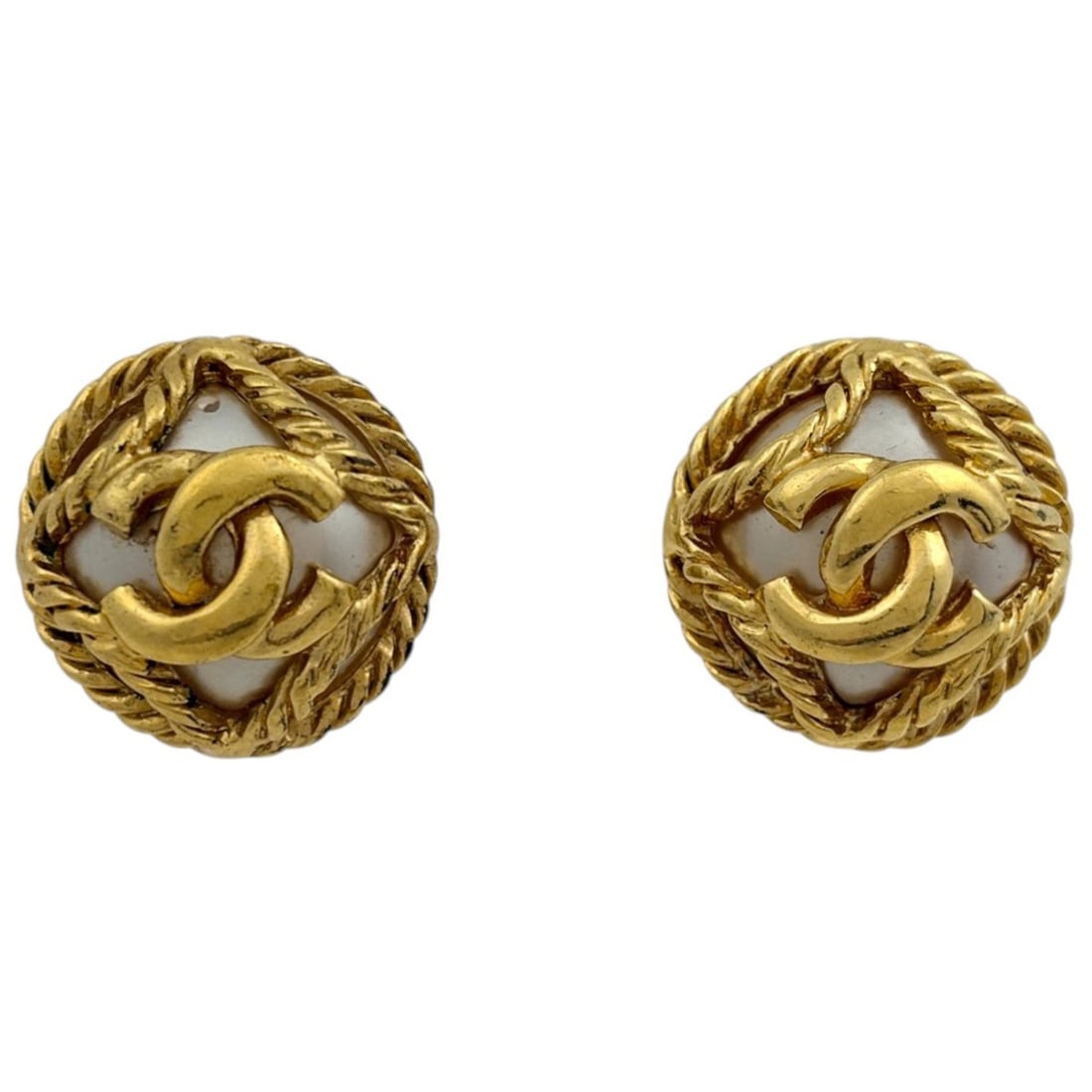 Chanel earrings, Coco Mark, round, GP (gold plated), faux pearl, gold, white, women's.: --- Catalog ---Category: SizeSize (HxWxD): 20.00mm x 20.00mm / 0.79'' x 0.79''Category: DesignType: Clip earringsColor: Gold, WhiteGender: WomenMaterial: Gold platingCategory: GeneralBrand: Chanel--- 