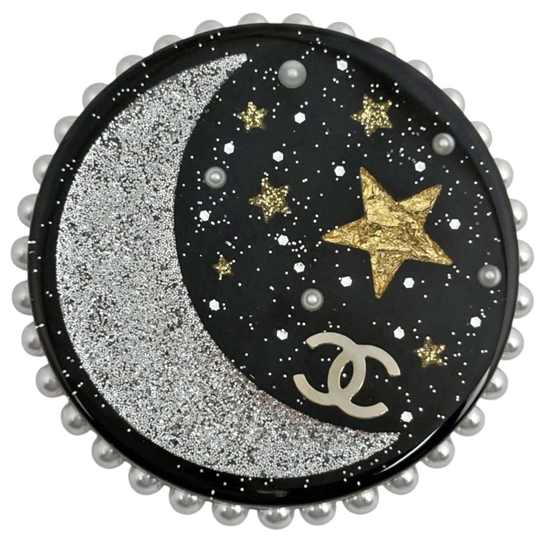 Chanel brooch, Coco Mark star, plastic, faux pearl, black, silver, women's.: --- Catalog ---Category: SizeSize (HxWxD): 5.5cm x 5.5cm / 2.16'' x 2.16''Category: DesignType: BroochColor: Black, SilverGender: WomenMaterial: PlasticCategory: GeneralBrand: Chanel--- Item List ---S
