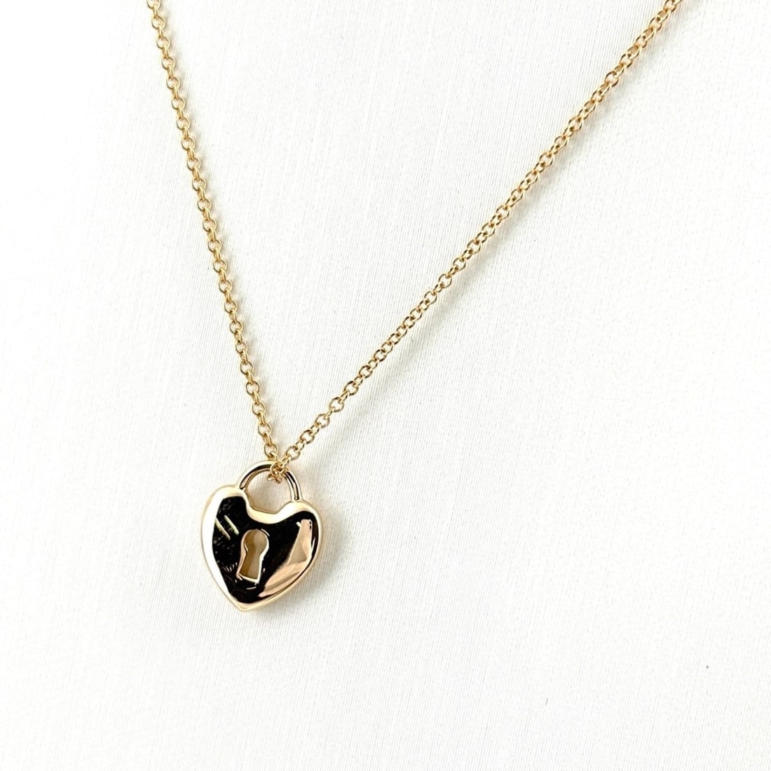 Tiffany & Co. Mini Lock Heart PG Pink Gold Pendant Necklace 750 for Women: --- Catalog ---Category: SizePendant Size: 11.3mm x 9.3mm / 0.44'' x 0.36''Neck Circumference: 40 cm / 15.74''Category: DesignGender: WomenMaterial: Pink gold (18K)Necklace Type: NecklaceCategory: Gen