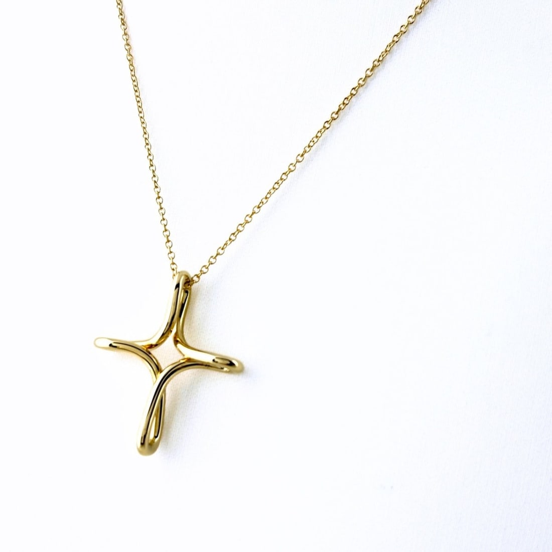 Tiffany & Co. Cross Motif YG Yellow Gold Pendant Elsa Peretti Necklace 750 Women's: --- Catalog ---Category: SizePendant Size: 25.1mm x 7.5mm / 0.98'' x 0.29''Neck Circumference: 40 cm / 15.74''Category: DesignGender: WomenMaterial: Yellow gold (18K)Necklace Type: NecklaceCategory: G