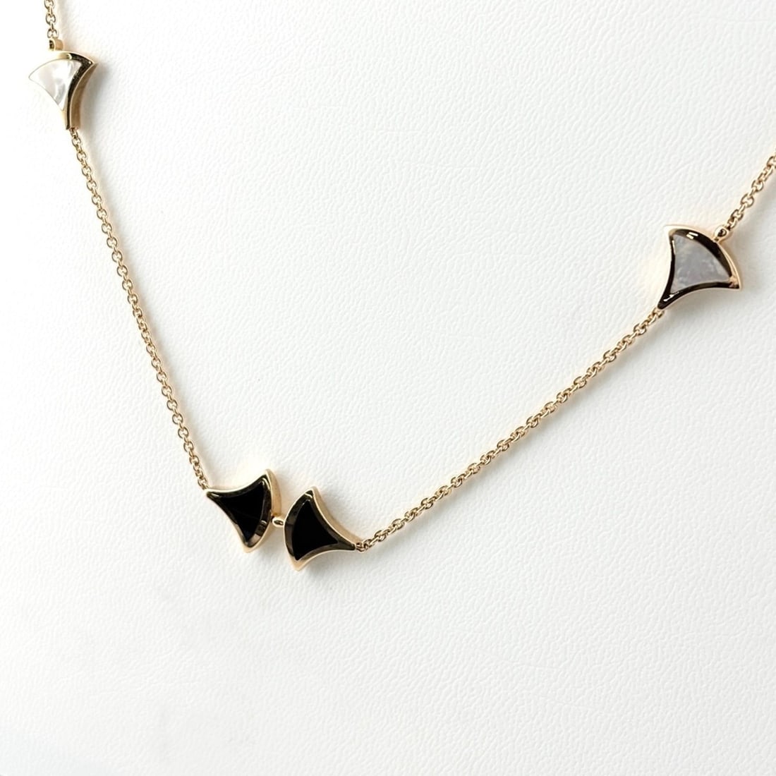 BVLGARI Diva's Dream 16 Motif Long PG Pink Gold Shell Onyx Necklace 750 Women's: --- Catalog ---Category: SizeNeck Circumference: 91 cm / 35.82''Category: DesignStone: Onyx, ShellGender: WomenMaterial: Pink gold (18K)Necklace Type: NecklaceCategory: GeneralBrand: Bvlgari--- Item L