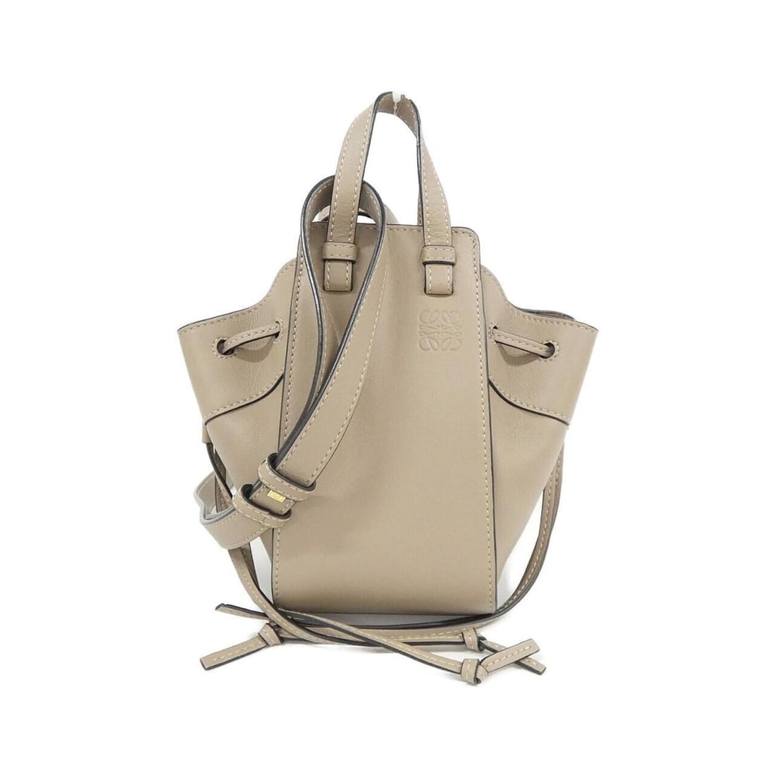 Loewe Hammock Drawstring Mini 314 30 V07 Shoulder Bag: --- Catalog ---Category: SizeSize (HxWxD): 19cm x 21cm x 17cm / 7.48'' x 8.26'' x 6.69''Category: DesignType: Shoulder bagColor: SandGender: Men,WomenMaterial: Leather Hardware Color: GoldLeather/Fur