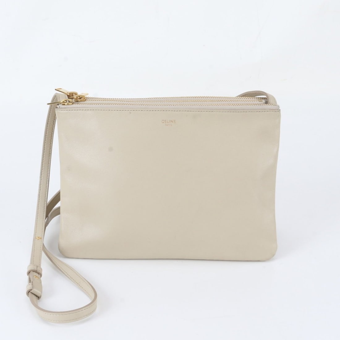 Celine Trio Leather Shoulder Bag Crossbody for Women: --- Catalog ---Category: SizeSize (HxWxD): 18cm x 24cm x 5cm / 7.08'' x 9.44'' x 1.96''Category: DesignType: Crossbody bag, Shoulder bagColor: BeigeGender: WomenMaterial: Leather Category: GeneralBran