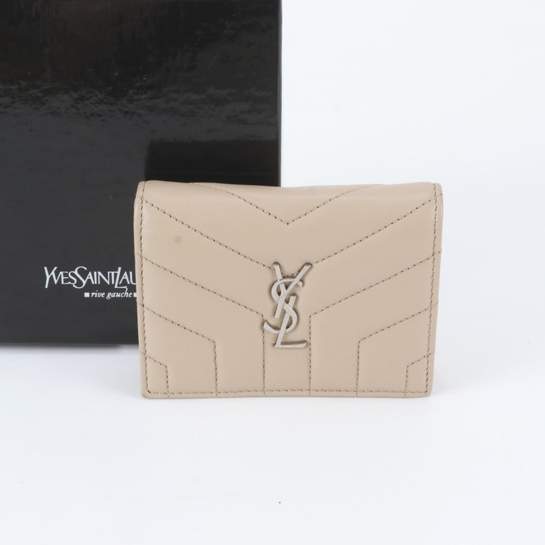 Yves Saint Laurent YSL Y-stitch quilted leather bi-fold wallet, compact wallet for women.: --- Catalog ---Category: SizeSize (HxWxD): 9cm x 11cm x 3cm / 3.54'' x 4.33'' x 1.18''Category: DesignType: Wallet (bi-fold)Color: BeigeGender: WomenMaterial: Leather Category: GeneralBrand: Yves Sain
