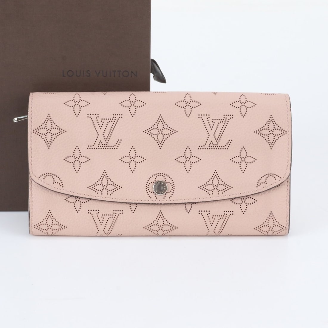 Louis Vuitton Monogram Mahina Portefeuille Iris M60145 Leather Long Wallet for Women: --- Catalog ---Category: SizeSize (HxWxD): 10.5cm x 19cm x 2cm / 4.13'' x 7.48'' x 0.78''Category: DesignType: Long wallet (bi-fold)Color: MagnoliaGender: WomenMaterial: Leather Category: GeneralMPN: 