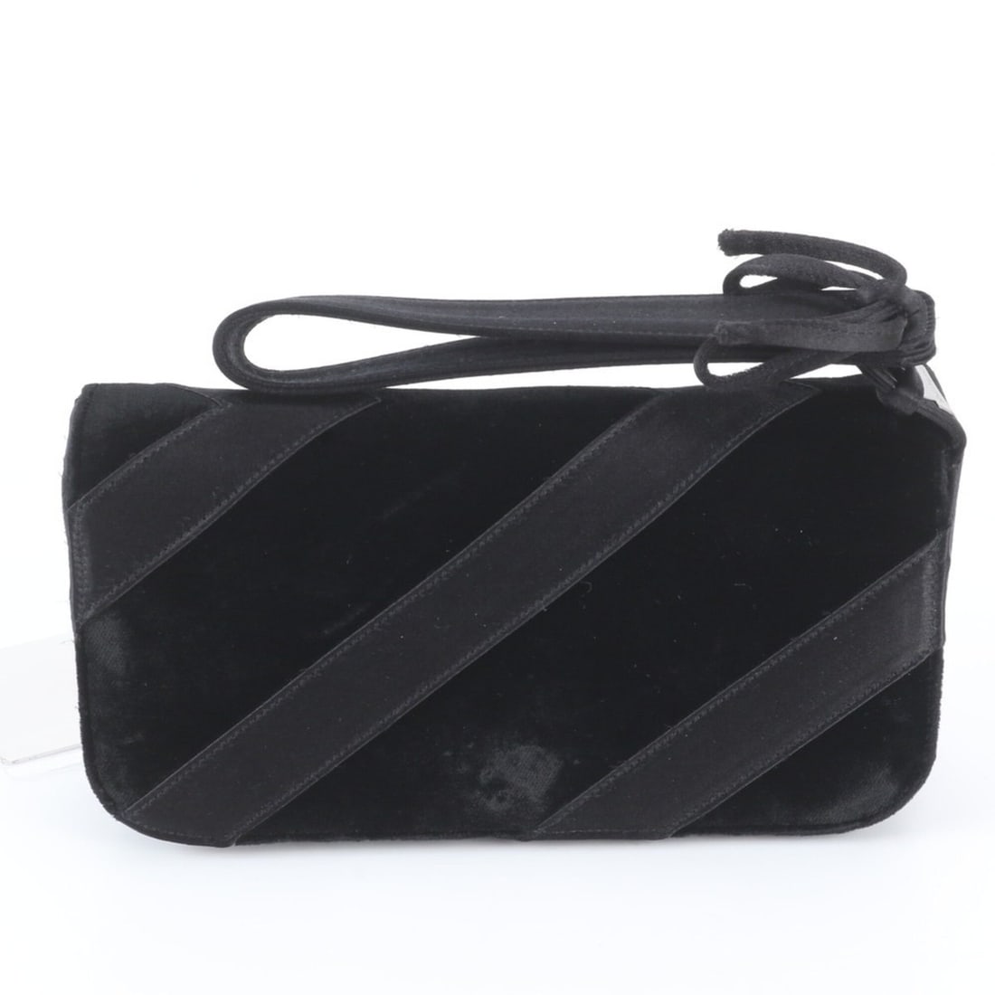 Salvatore Ferragamo Gancini Clutch Bag Handbag Pouch Black Women's: --- Catalog ---Category: SizeSize (HxWxD): 9cm x 18cm x 4cm / 3.54'' x 7.08'' x 1.57''Category: DesignType: Clutch bag, Handbag, PouchColor: BlackGender: WomenCategory: GeneralBrand: Salvatore Ferraga