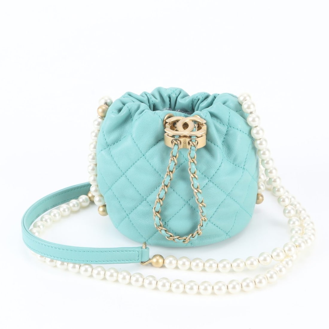 Chanel Matelassé Lambskin Leather Pearl Shoulder Bag for Women (with serial seal): --- Catalog ---Category: SizeSize (HxWxD): 11cm x 12cm x 11cm / 4.33'' x 4.72'' x 4.33''Category: DesignType: Shoulder bagColor: BlueGender: WomenMaterial: Leather Category: GeneralBrand: ChanelCountr