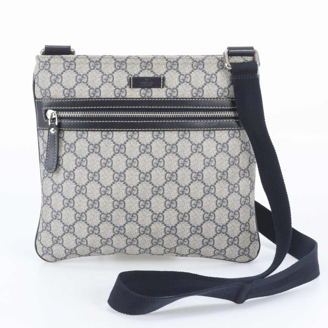 Gucci GG Supreme 295257 Leather Shoulder Bag Messenger Business for Men: --- Catalog ---Category: SizeSize (HxWxD): 25cm x 27cm x 3cm / 9.84'' x 10.62'' x 1.18''Category: DesignType: Messenger bag, Shoulder bagColor: Gray, NavyGender: MenMaterial: Leather , Coated canvas C