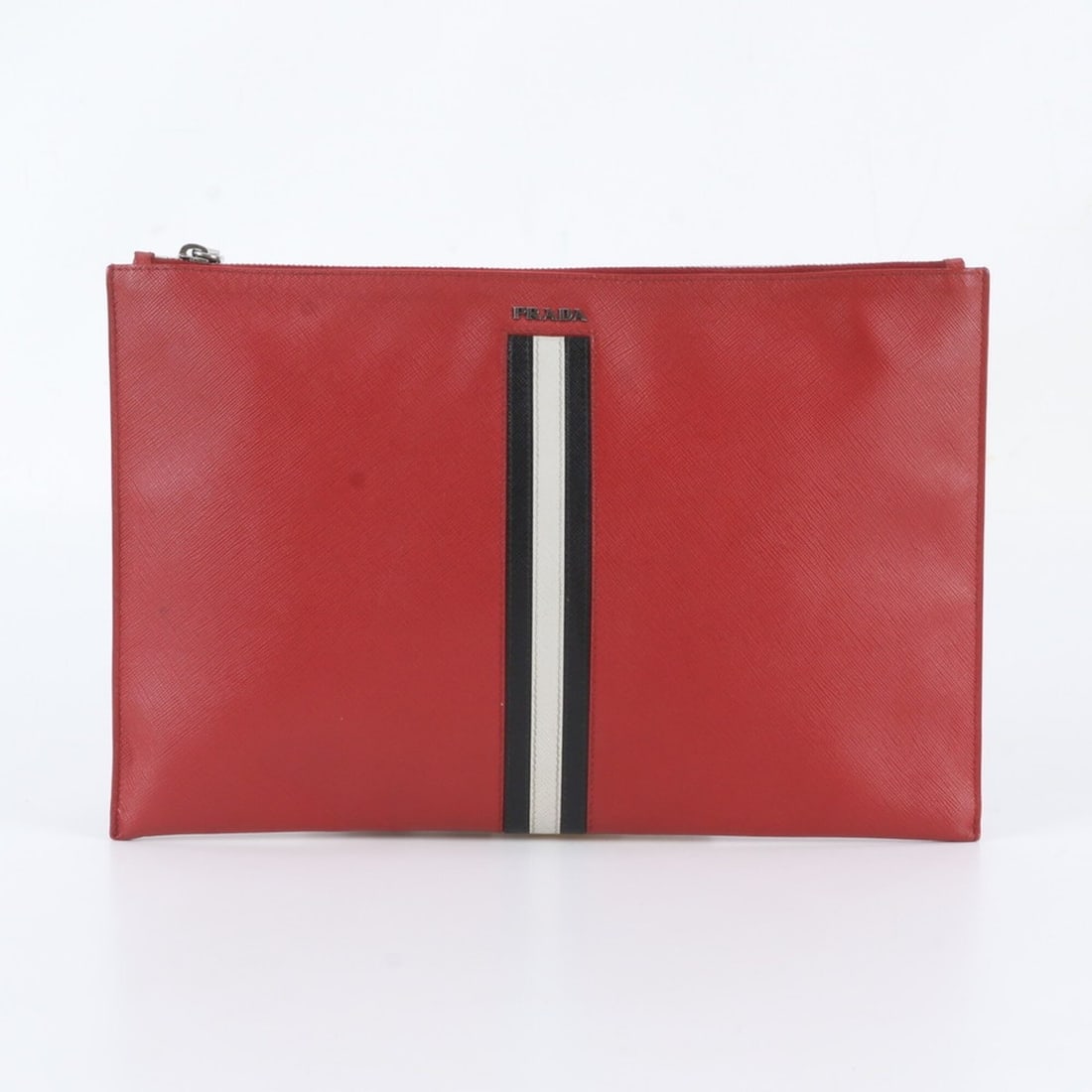 Prada Saffiano Leather Second Bag Clutch Pouch Business Brand Men's: --- Catalog ---Category: SizeSize (HxWxD): 23cm x 35cm x 2cm / 9.05'' x 13.77'' x 0.78''Category: DesignType: Clutch bag, PouchColor: Red colorGender: MenMaterial: Leather Category: GeneralBrand: Prad