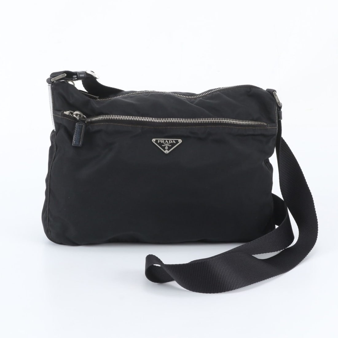 Prada Tessuto Nylon Triangle Logo Shoulder Bag Messenger Black Men's: --- Catalog ---Category: SizeSize (HxWxD): 23cm x 29cm x 5cm / 9.05'' x 11.41'' x 1.96''Category: DesignType: Messenger bag, Shoulder bagColor: BlackGender: MenCategory: GeneralBrand: PradaCountry of 