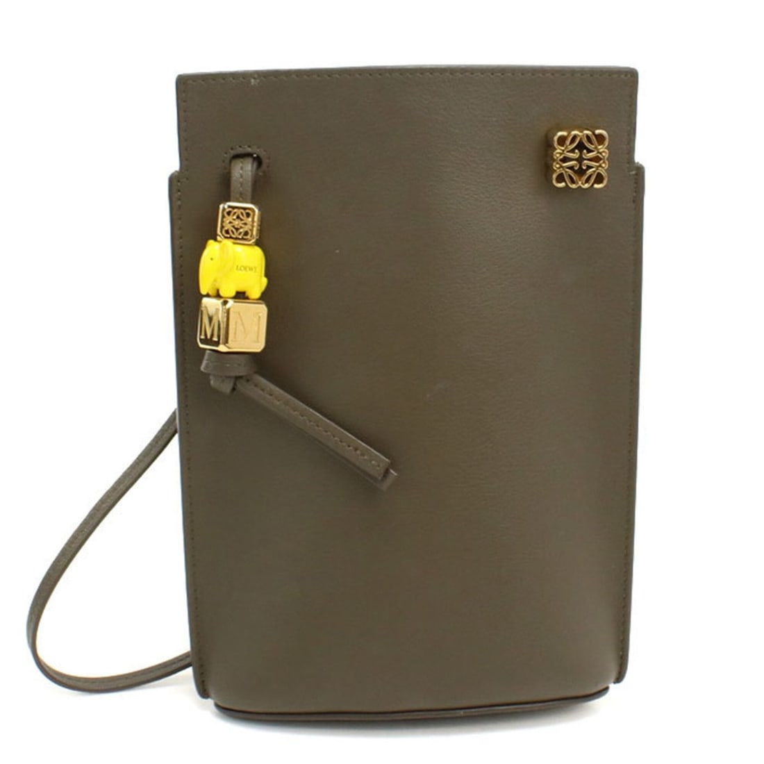 LOEWE shoulder bag C630R12X01 Dice Pocket Anagram women's khaki: --- Catalog ---Category: SizeSize (HxWxD): 20cm x 13cm x 4.5cm / 7.87'' x 5.11'' x 1.77''Category: DesignType: Shoulder bagColor: KhakiGender: WomenMaterial: Leather Hardware Color: GoldLeather/Fur Ty
