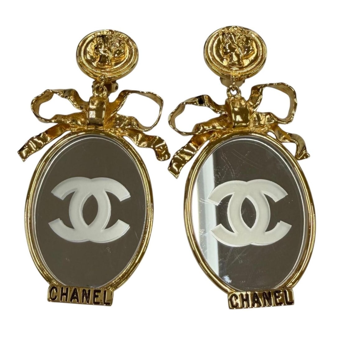 CHANEL Vintage Metal Rare Coco Mark Ribbon Mirror Earrings Gold Women's Accessory with Box: --- Catalog ---Category: SizeSize (HxWxD): 100.00mm x 50.00mm / 3.94'' x 1.97''Category: DesignType: Clip earringsColor: GoldGender: WomenMaterial: MetalCategory: GeneralBrand: Chanel--- Item List ---
