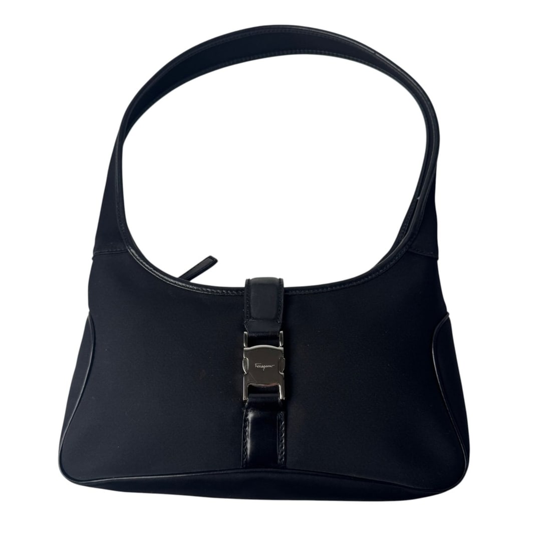 Salvatore Ferragamo handbag, one-shoulder style, black, for women.: --- Catalog ---Category: SizeSize (HxWxD): 15cm x 24cm x 5cm / 5.9'' x 9.44'' x 1.96''Category: DesignType: HandbagColor: BlackGender: WomenMaterial: Nylon Category: GeneralBrand: Salvatore Ferragamo-