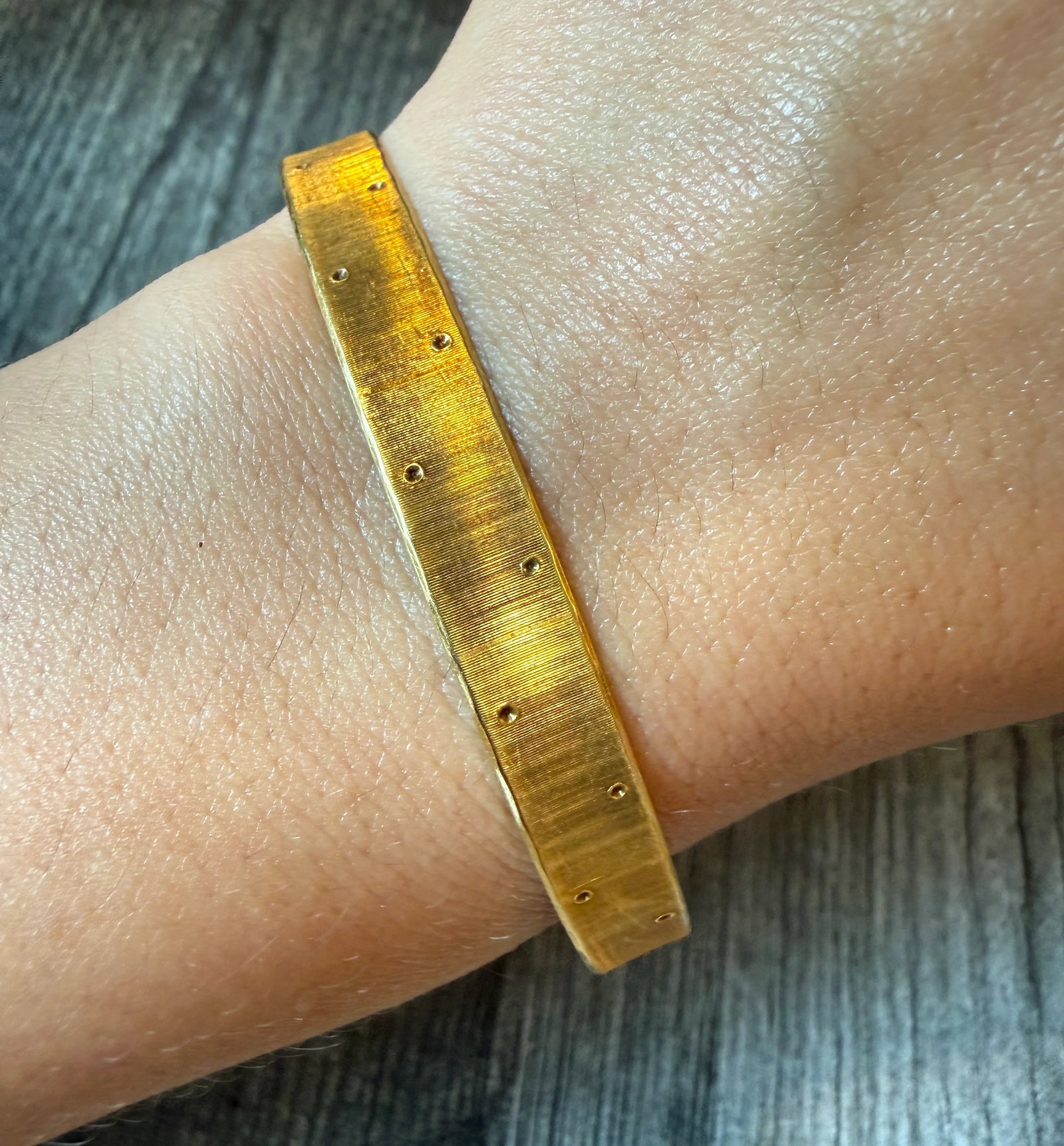 Vintage 18K Gold Flat Edge Bangle (I): Metal: 18K Yellow Gold (acid tested)Weight: 18 gramsInner Circumference: 8.1 inches aroundInner Diameter: 2.5 inches long by 2.7 inches wide Condition: In good condition with some minor surface wear.