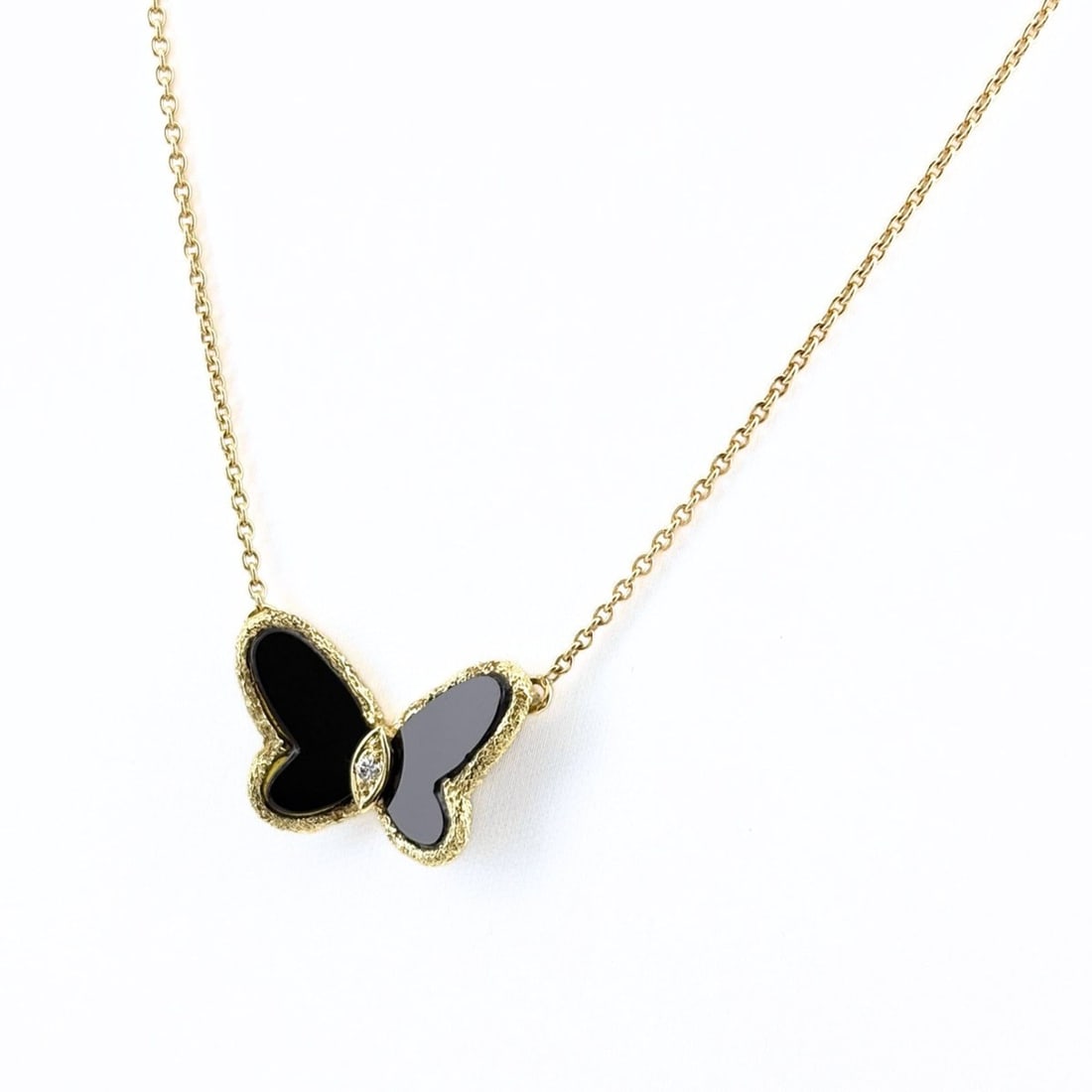 Van Cleef & Arpels Onyx Papillon YG Yellow Gold Pendant Butterfly Necklace with Small Diamonds (18K): --- Catalog ---Category: SizePendant Size: 16.2mm x 23.6mm / 0.63'' x 0.92''Neck Circumference: 45 cm / 17.71''Category: DesignStone: OnyxGender: WomenMaterial: Yellow gold (18K)Necklace Type: Necklac