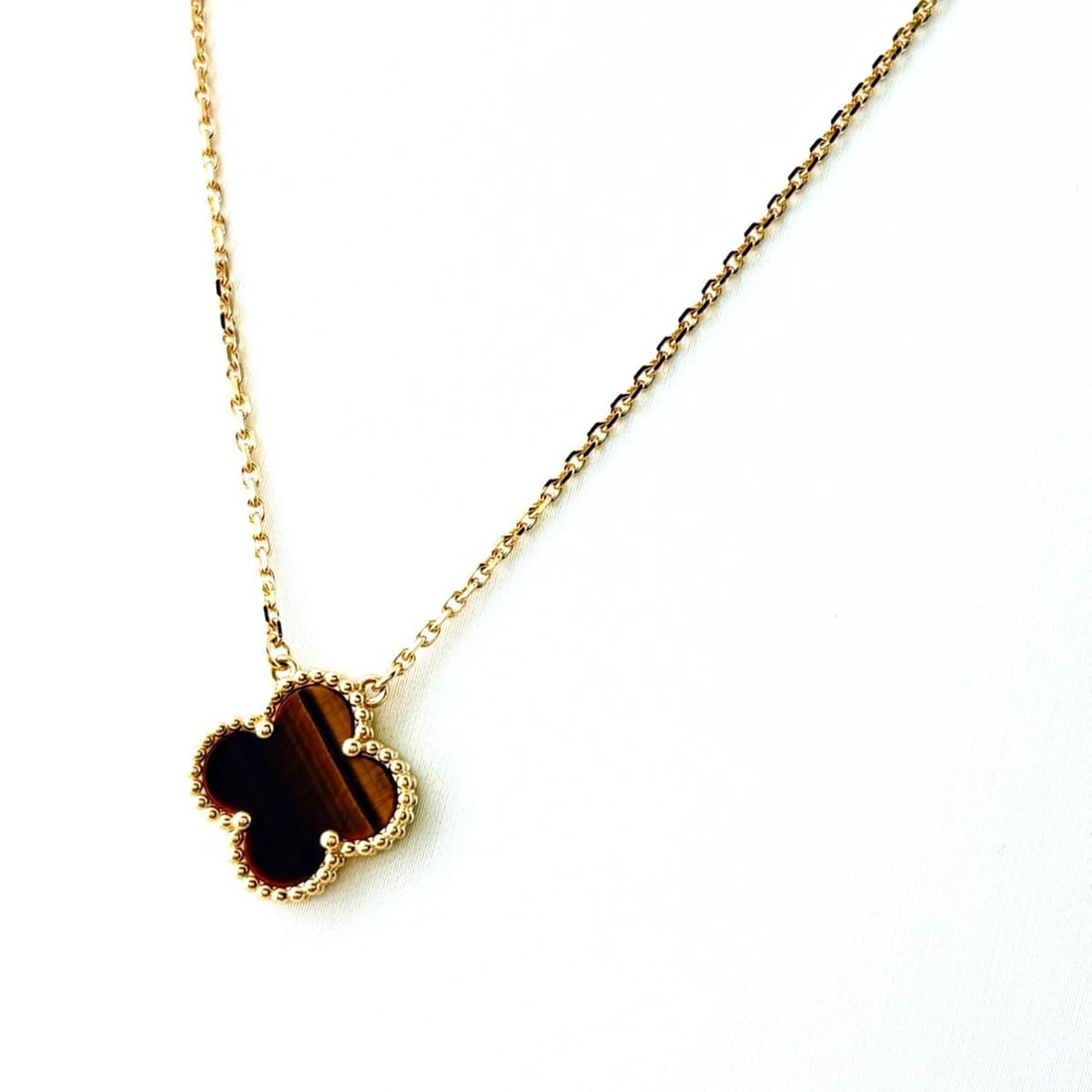 Van Cleef & Arpels Vintage Alhambra YG Yellow Gold Pendant Tiger's Eye Necklace 750 Women's: --- Catalog ---Category: SizePendant Size: 14.8mm x 15.1mm / 0.58'' x 0.59''Neck Circumference: 46.5 cm / 18.3''Category: DesignStone: Tiger's eyeGender: WomenMaterial: Yellow gold (18K)Necklace