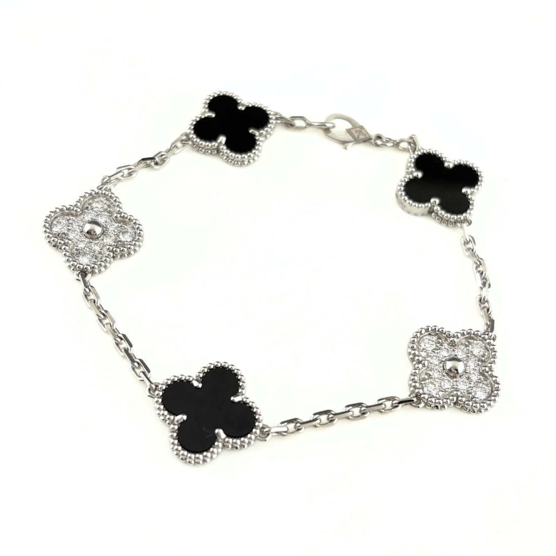 Van Cleef & Arpels Vintage Alhambra Onyx Diamond Bracelet, Melee 750 Diamond, Women's: --- Catalog ---Category: SizeLength: 17cm / 6.69''Category: DesignType: Charm braceletStone: Diamond, OnyxGender: WomenCategory: GeneralMPN: VCARAP2R900Brand: Van Cleef & Arpels--- Item List ---Sectio