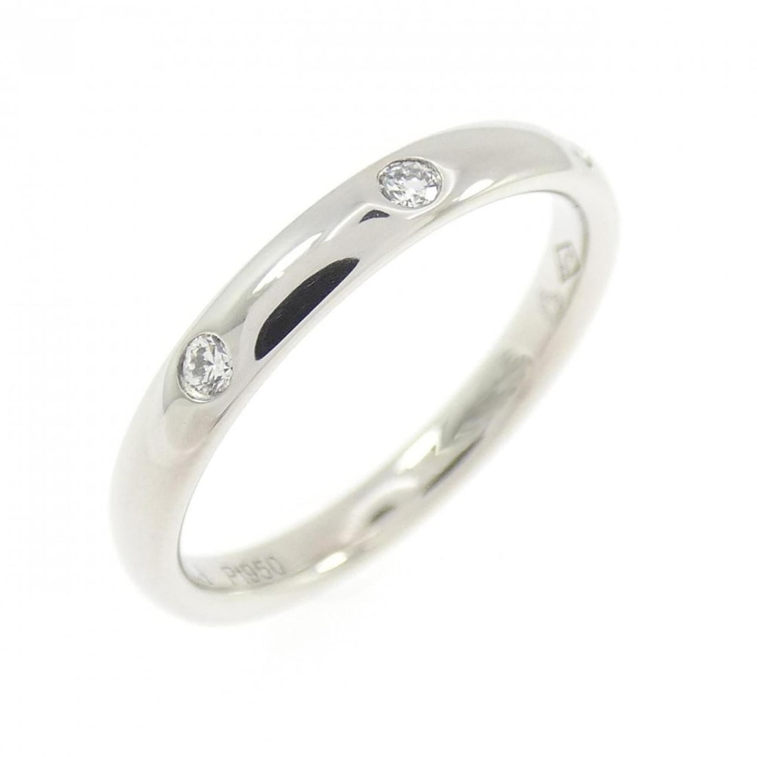 Van Cleef & Arpels Tendrement Etoile Ring: --- Catalog ---Category: SizeUS Size: 4.5Brand Size: 48Category: DesignType: Band ringGender: WomenMaterial: Platinum 950Category: GeneralMPN: VCARO9Y600Brand: Van Cleef & Arpels--- Item List ---Secti