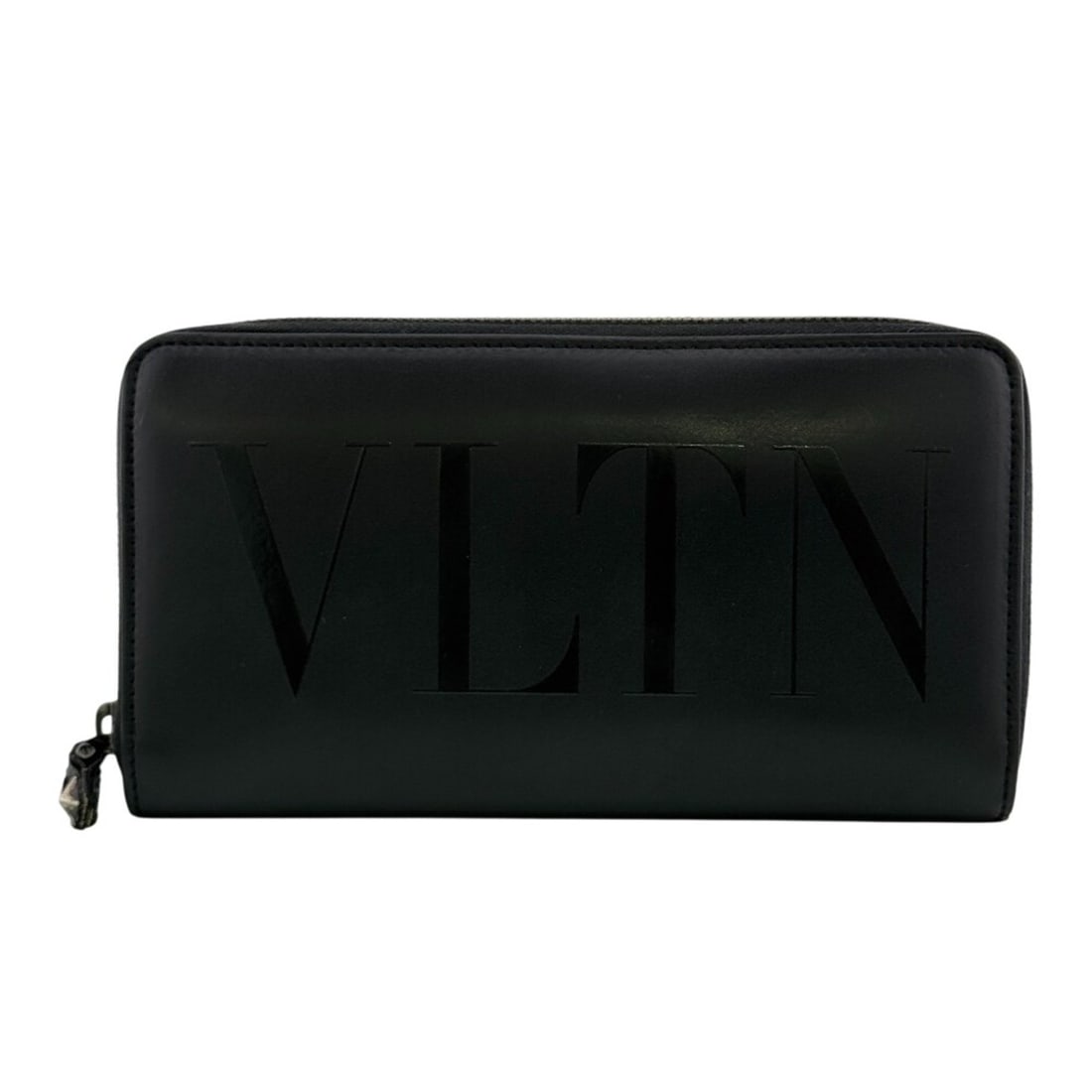 Valentino Garavani VLTN Round Zipper Logo Long Wallet, Black: --- Catalog ---Category: SizeSize (HxWxD): 11.5cm x 19.5cm / 4.52'' x 7.67''Category: DesignType: Long wallet (bi-fold)Color: BlackGender: UnisexMaterial: Leather Category: GeneralBrand: Valentino Gar