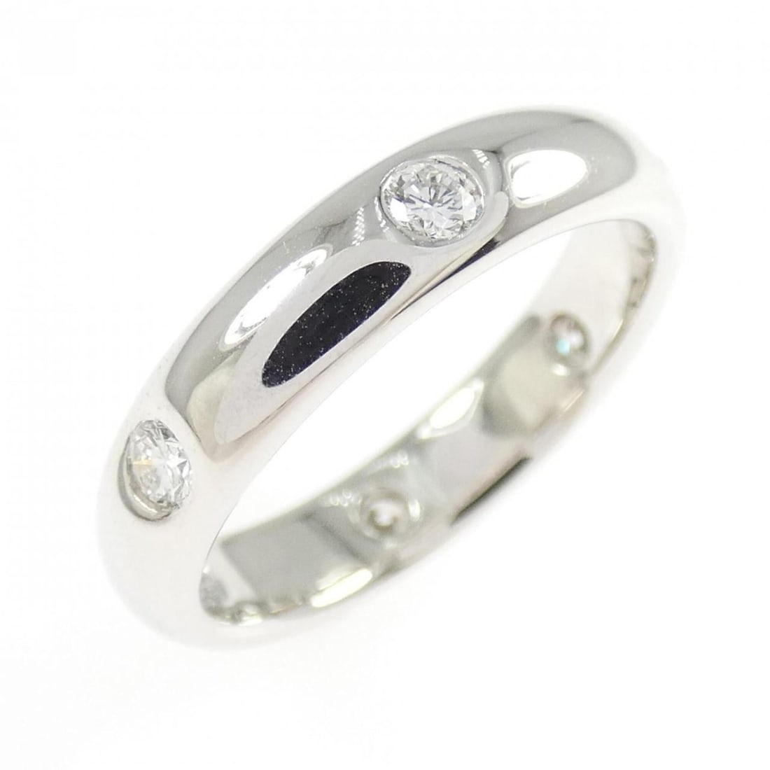 Cartier Stella Ring: --- Catalog ---Category: SizeUS Size: 5Brand Size: 49Category: DesignType: Band ringGender: WomenMaterial: White gold (18K)Category: GeneralBrand: Cartier--- Item List ---Section: ConditionRanking: