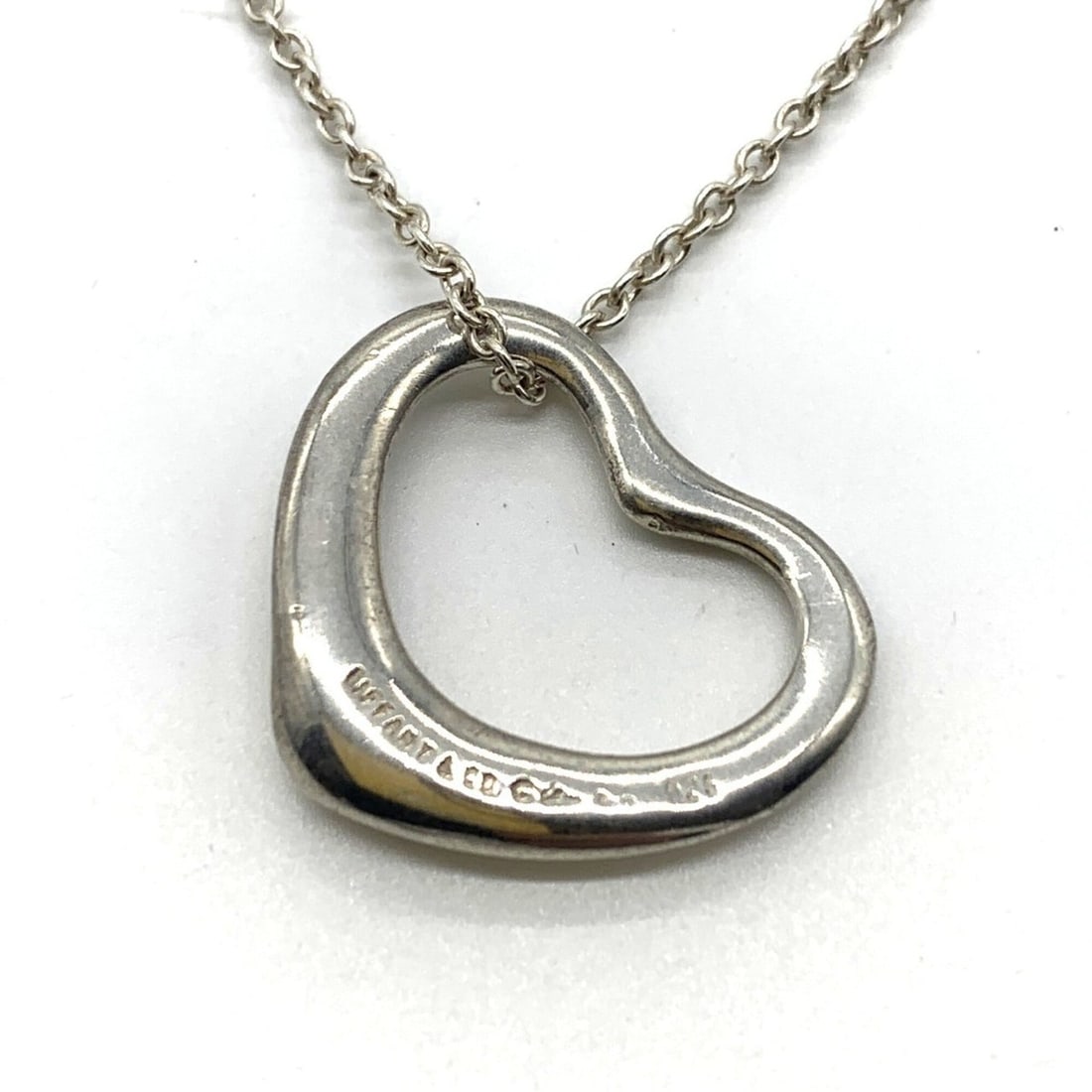 Tiffany & Co. Elsa Peretti Heart Pendant, Sterling Silver (SV925): --- Catalog ---Category: SizePendant Size: 18mm x 22mm / 0.7'' x 0.86''Neck Circumference: 41 cm / 16.14''Category: DesignGender: WomenMaterial: Silver 925Necklace Type: NecklaceCategory: