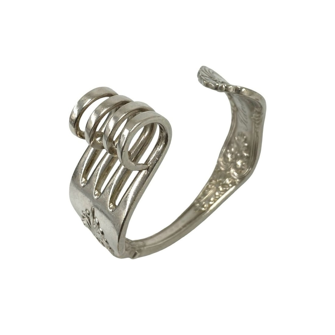 TIFFANY&Co. Tiffany Vintage Cutlery Bangle Bracelet Accessory Silver 0001a: --- Catalog ---Category: SizeLength: 18.5cm / 7.28''Category: DesignType: BangleColor: SilverGender: WomenMaterial: Gold platingCategory: GeneralBrand: Tiffany--- Item List ---Section: ConditionRankin