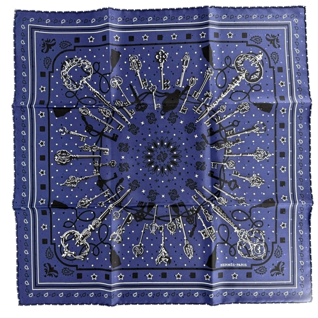 Hermes Carre 55 Les Cles Bandana Fashion Item LES CLES Key HERMES Silk Navy Scarf/Scarf Women's: --- Catalog ---Category: SizeSize (LxW): 55cm x 55cm / 21.65'' x 21.65''Category: DesignType: ScarfColor: NavyGender: WomenMaterial: Silk 100%Category: GeneralBrand: Hermes--- Item List ---Section: Co
