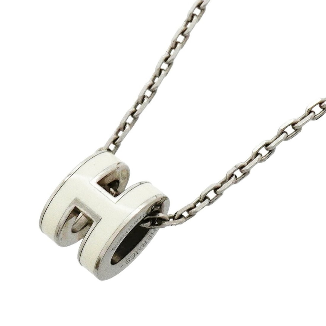Hermes Mini Pop H Metal Necklace, Silver, White, Women's: --- Catalog ---Category: SizePendant Size: 8.9mm x 7.3mm / 0.35'' x 0.28''Neck Circumference: 40 cm / 15.74''Category: DesignColor: Silver, WhiteGender: WomenMaterial: MetalNecklace Type: NecklaceCate