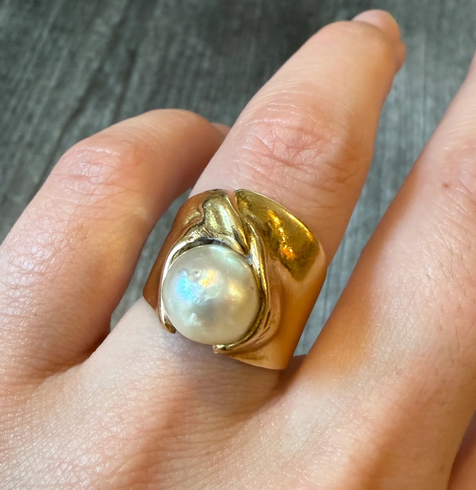 Brutalist Pearl and 18K Gold Wide Band, Ring Size 6 (I): Metal: 18K Yellow Gold Weight: 14.3 gramsPearl: 9.6 mm diameter Ring Size: 6.75 (resizable)Markings: "750"Condition: In good vintage condition with some minor surface wear.Follow us on Instagram @alph