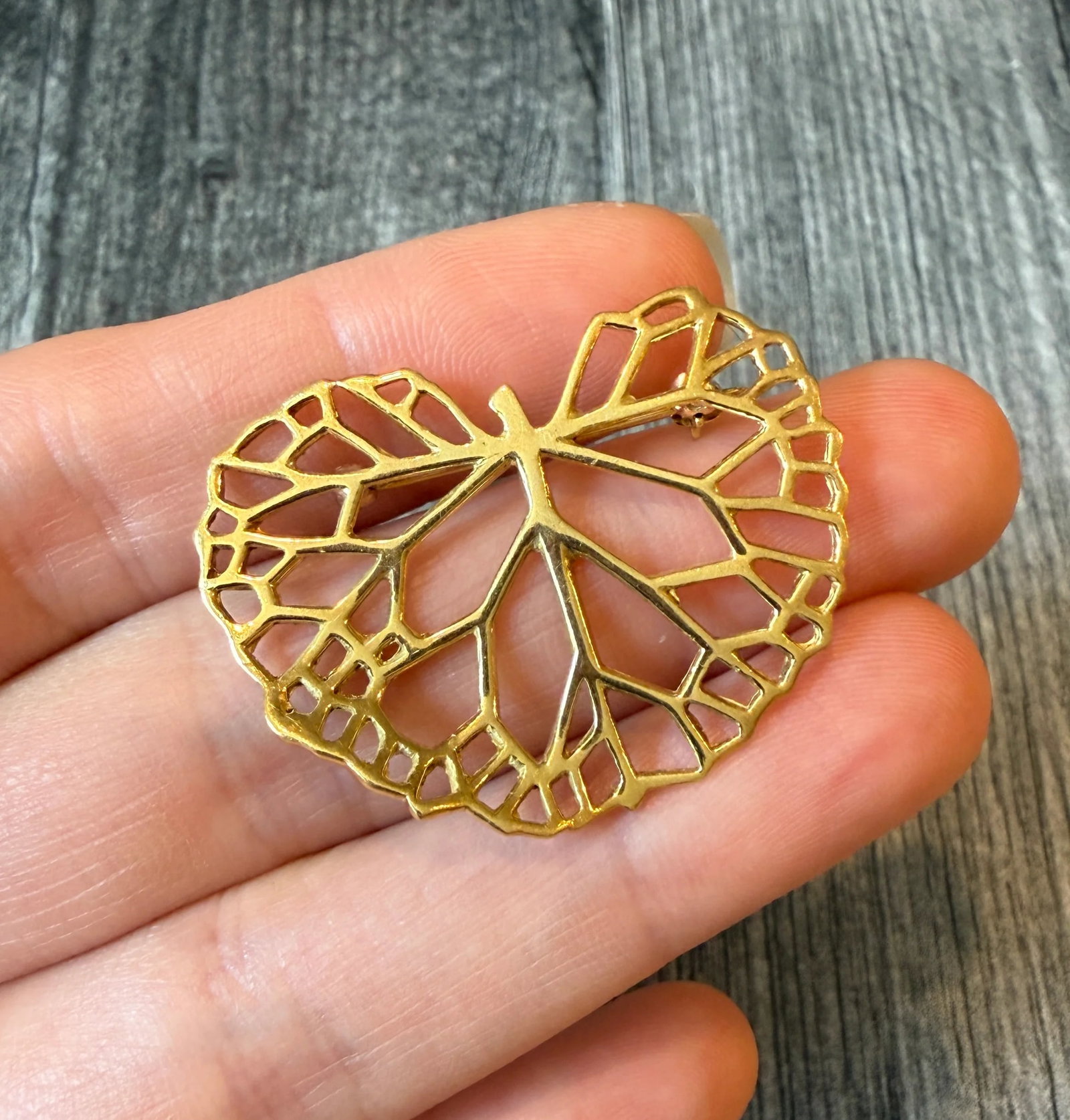 1980s Angela Cummings 18K Gold Open Work Leaf Brooch: Metal: 18K Yellow Gold Weight: 6.4 gramsMeasurements: 1.2 inches long by 1.5 inches wideMarkings: "1985 Cummings 18K"Condition: In very good condition with some minor surface wear.Follow us on