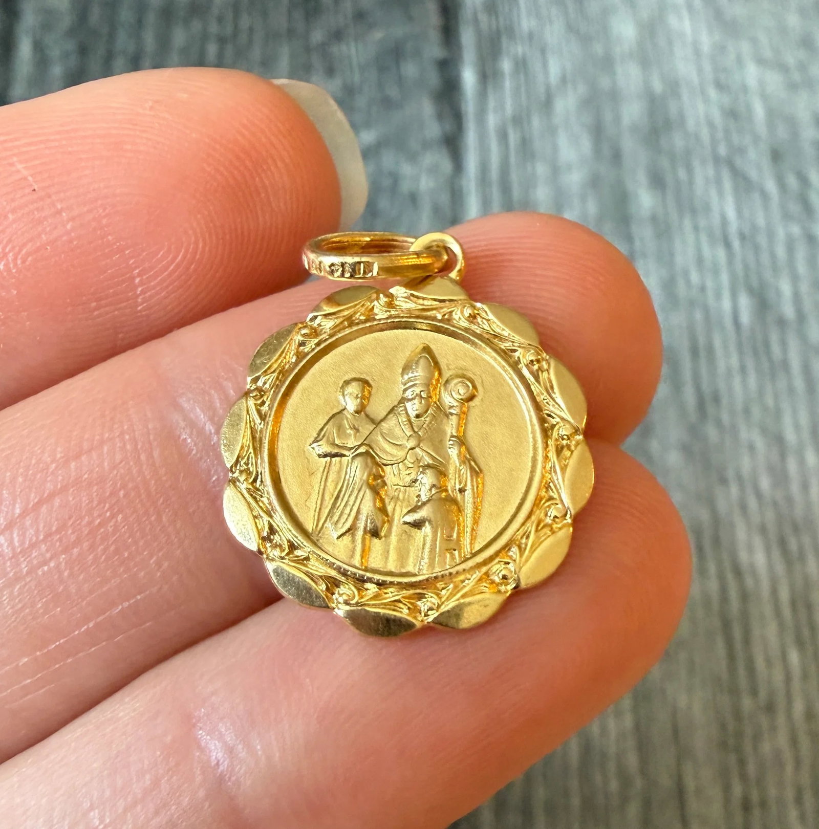 Ricordo Della Cresima Confirmation Medal in 14K Gold: Metal: 14K Yellow Gold Weight: 2.2 gramsMeasurements: 0.7 inch diameter Markings: "KT 14 ITALY"Condition: In very good condition with some minor surface wear Follow us on Instagram @alphaomegajewelry 
