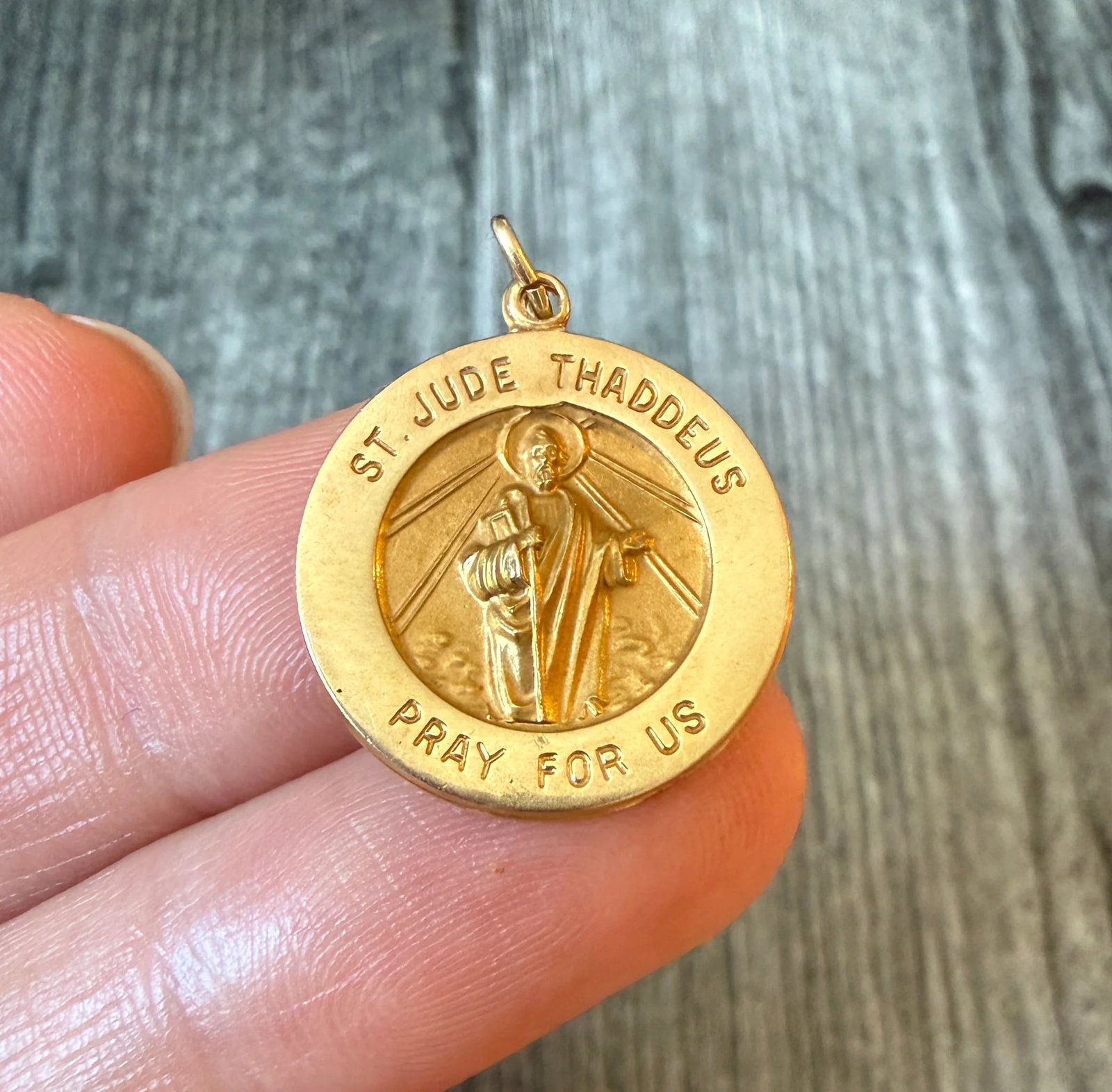 St Jude Thaddeus Medal in 14K Gold: Metal: 14K Yellow Gold Weight: 2.4 gramsMeasurements: 0.75 inches diameter Markings: "VT14K"Condition: In very good condition with some minor surface wear Follow us on Instagram @alphaomegajewelry for