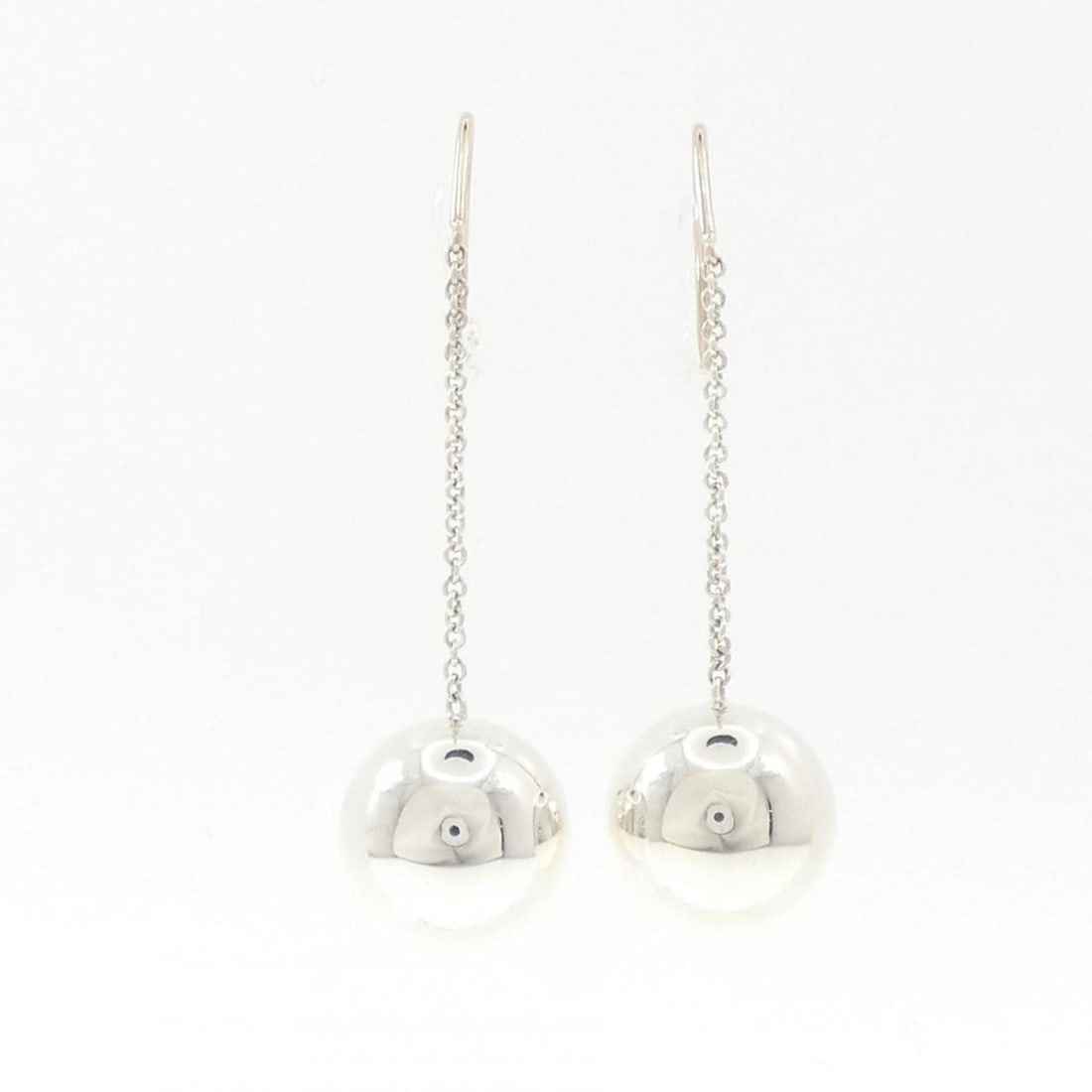 Tiffany & Co. Ball Hook Earrings: --- Catalog ---Category: SizeSize (HxWxD): 42.10mm x 14.10mm / 1.66'' x 0.56''Category: DesignType: Drop earringsColor: SilverGender: WomenMaterial: Silver 925Category: GeneralBrand: Tiffany--- Item