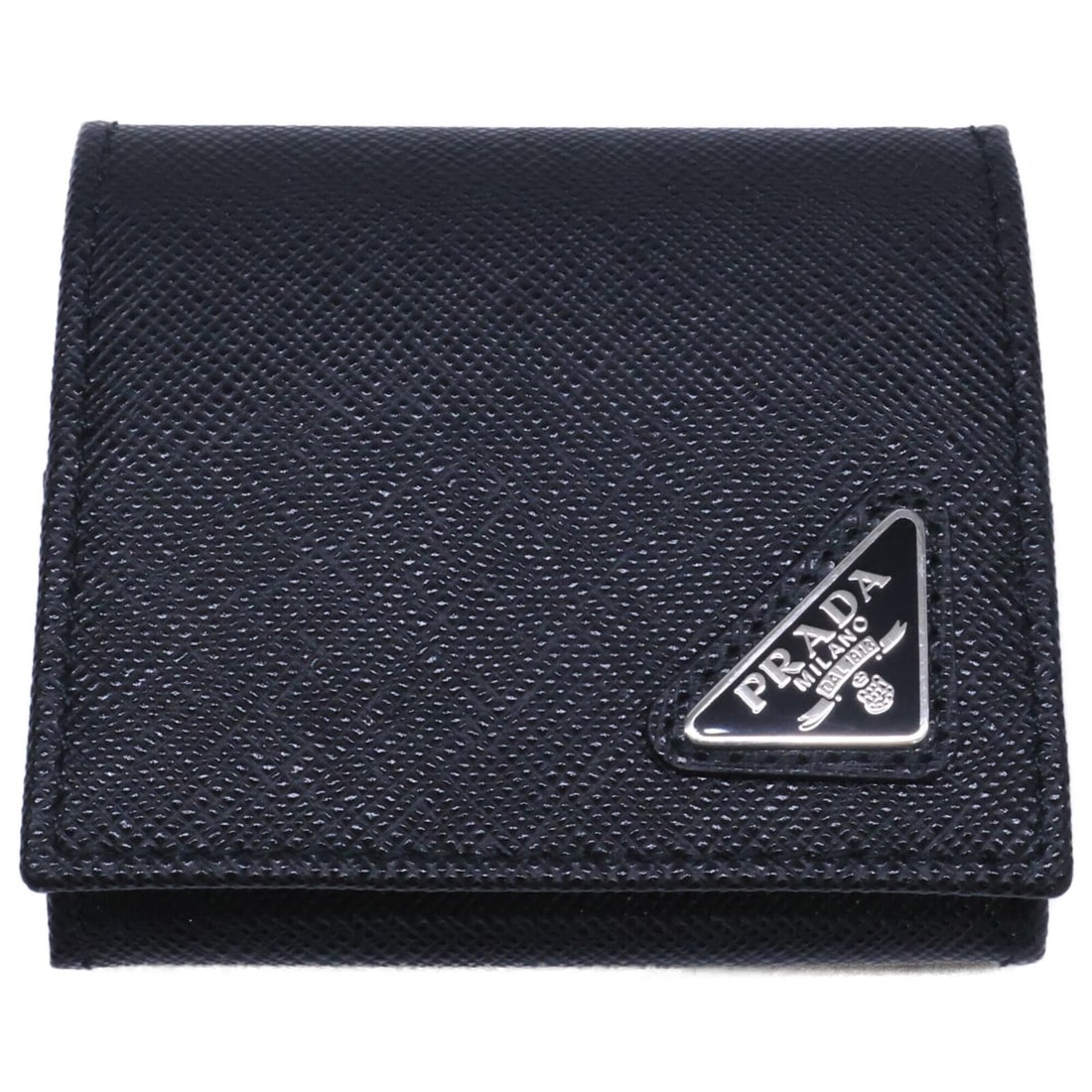 PRADA 2MM935_QHH_F0002 Saffiano Triangle Wallet/Coin Case, Black, Men's: --- Catalog ---Category: SizeSize (HxWxD): 7.4cm x 8.3cm x 1cm / 2.91'' x 3.26'' x 0.39''Category: DesignType: Coin purse/coin caseColor: BlackGender: MenMaterial: Leather Leather/Fur Type: Saffiano l