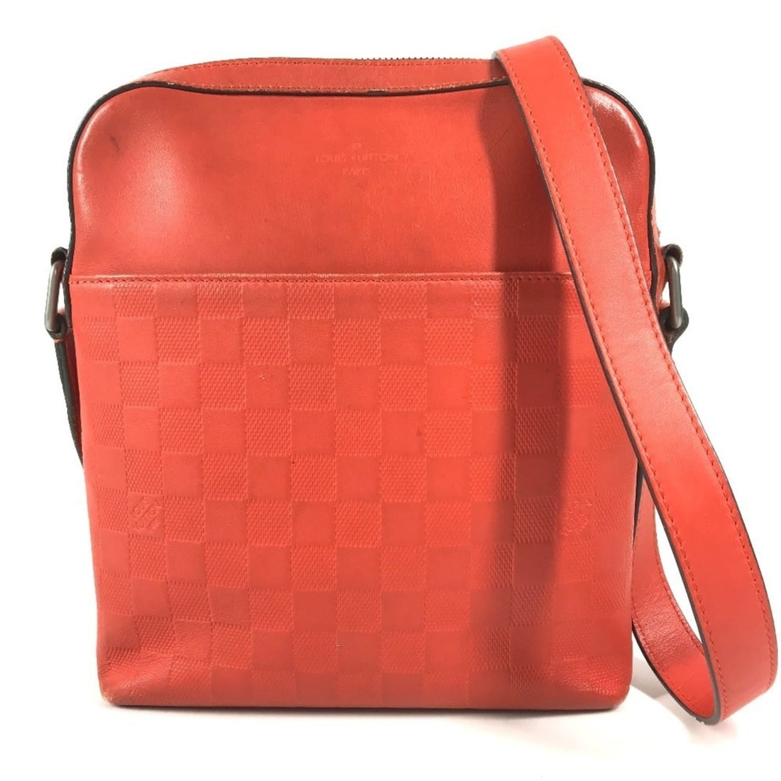 LOUIS VUITTON N23356 Damier Infini Pochette District Bag, Crossbody Shoulder Leather, Men's &: --- Catalog ---Category: SizeSize (HxWxD): 24.5cm x 20.5cm x 4cm / 9.64'' x 8.07'' x 1.57''Category: DesignType: Pochette, Shoulder bagColor: Red colorGender: Men,WomenMaterial: Damier Infini , Leathe