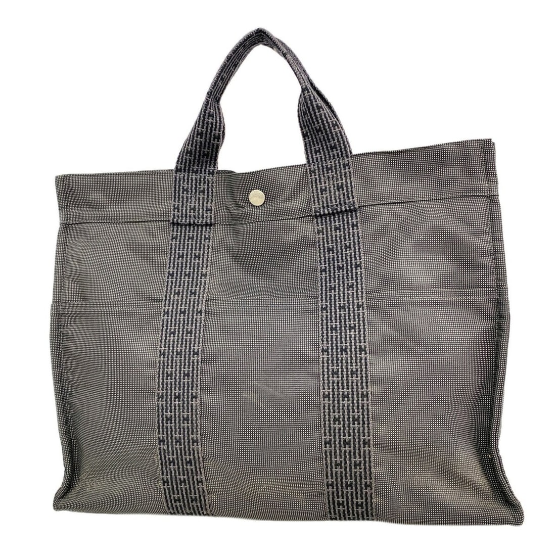 Hermes Herline MM Nylon Tote Bag, Gray, for Men and Women: --- Catalog ---Category: SizeSize (HxWxD): 33cm x 42cm x 11cm / 12.99'' x 16.53'' x 4.33''Category: DesignType: Tote bagColor: GrayGender: Men,WomenMaterial: Nylon Hardware Color: SilverCategory: Gene