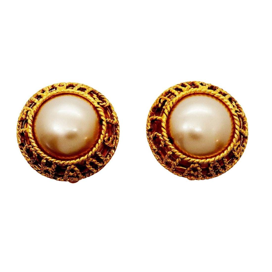 Chanel Earrings, Circle Design, GP Plated, Faux Pearl, Gold, Women's: --- Catalog ---Category: SizeSize (HxWxD): 24.60mm x 24.70mm / 0.97'' x 0.97''Category: DesignType: Clip earringsColor: GoldGender: WomenMaterial: Gold platingCategory: GeneralBrand: Chanel--- Item Li