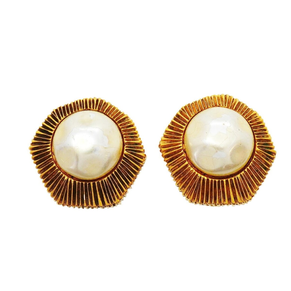 Chanel Earrings, GP Plated, Faux Pearl, Gold, Women's: --- Catalog ---Category: SizeSize (HxWxD): 28.80mm x 30.20mm / 1.13'' x 1.19''Category: DesignType: Clip earringsColor: GoldGender: WomenMaterial: Gold platingCategory: GeneralBrand: Chanel--- Item Li