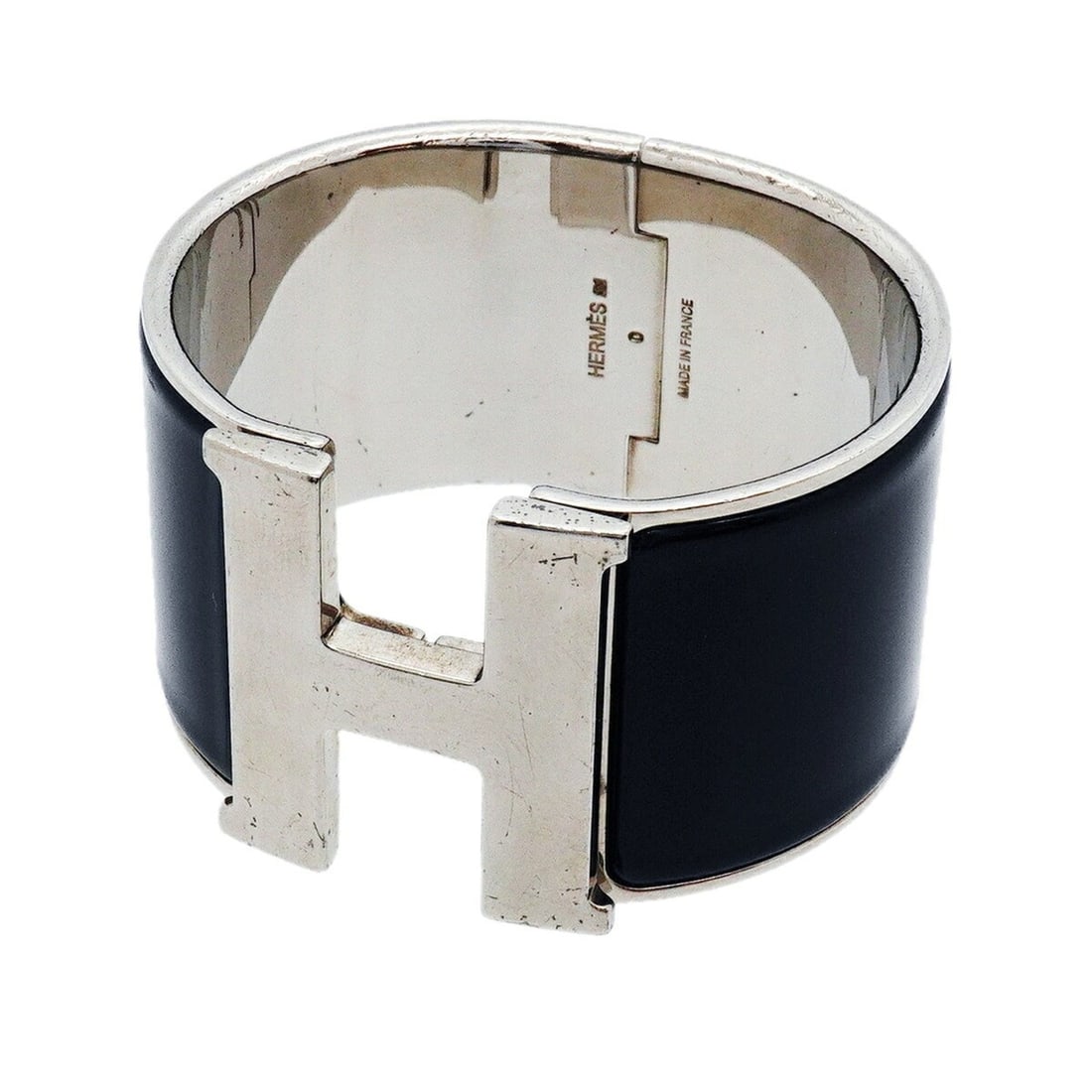 Hermes Bangle Clic Clac TGM Metal Silver Black Women's OP021706: --- Catalog ---Category: SizeLength: 16cm / 6.29''Category: DesignType: BangleColor: Black, SilverGender: WomenMaterial: MetalCategory: GeneralBrand: Hermes--- Item List ---Section: ConditionRanking: 