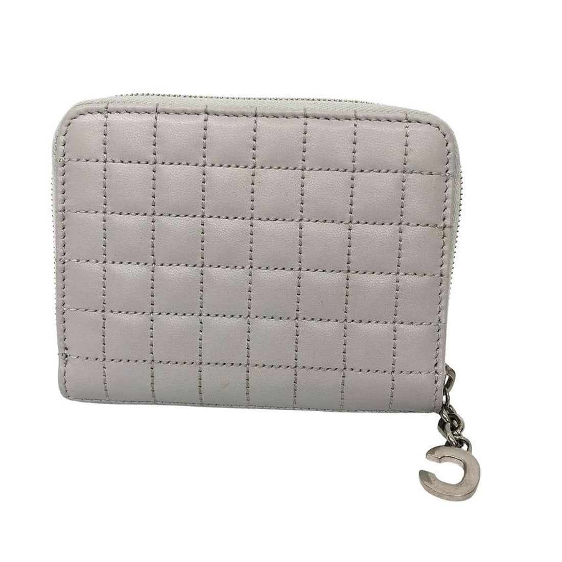 CELINE 10B664BFL COMPACT ZIPPED WALLET C CHARM Quilted Light Gray: --- Catalog ---Category: SizeSize (HxWxD): 9cm x 11cm x 2cm / 3.54'' x 4.33'' x 0.78''Category: DesignType: Wallet (bi-fold)Color: Light grayGender: WomenMaterial: Leather Category: GeneralBrand: Celi