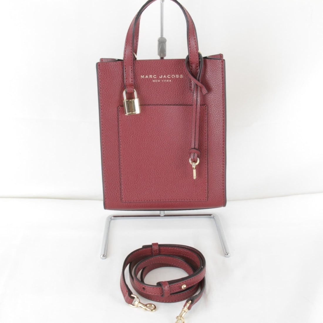 MARC JACOBS 2-way bag, shoulder leather, wine red, women's.: --- Catalog ---Category: SizeSize (HxWxD): 21cm x 17cm x 5.5cm / 8.26'' x 6.69'' x 2.16''Category: DesignType: Shoulder bagColor: Red color, WineGender: WomenMaterial: Leather Category: GeneralBrand: 