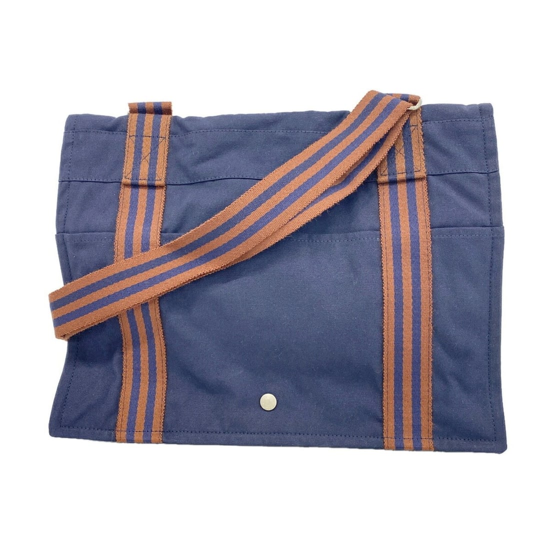 Hermes Fourre-Tout Bassas MM Shoulder Bag, Nylon Canvas, Navy, Women's: --- Catalog ---Category: SizeSize (HxWxD): 33cm x 40.5cm x 8cm / 12.99'' x 15.94'' x 3.14''Category: DesignType: Shoulder bagColor: NavyGender: WomenMaterial: Nylon canvas Hardware Color: SilverCatego