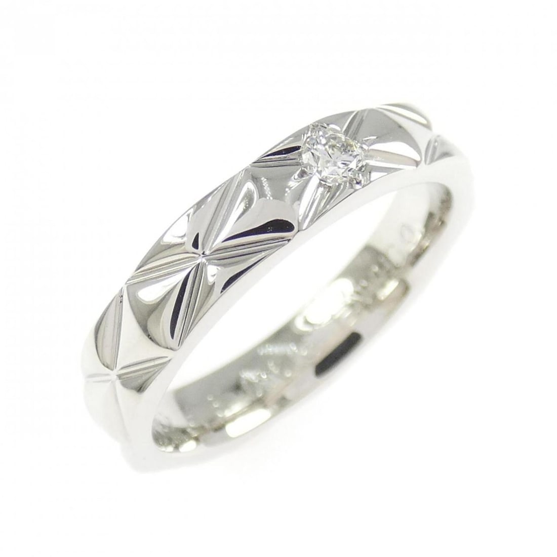 Chanel Matelassé Large Ring: --- Catalog ---Category: SizeJP Size: 6.5US Size: 3.5Category: DesignColor: SilverGender: WomenMaterial: Platinum 950Category: GeneralMPN: J2822Brand: Chanel--- Item List ---Section: