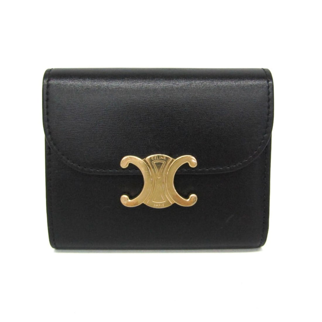 Celine Triomphe Small Flap Wallet 10D783 Women's Leather Wallet (tri-fold) Black: --- Catalog ---Category: SizeSize (HxWxD): 8.5cm x 10.5cm x 2.5cm / 3.34'' x 4.13'' x 0.98''Category: DesignType: Wallet (tri-fold)Color: BlackGender: WomenClosure: Snap fastenerMaterial: Leather Inne