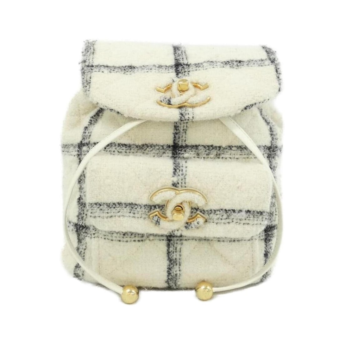 Chanel AS3615 Backpack: --- Catalog ---Category: SizeSize (HxWxD): 24cm x 21cm x 10cm / 9.44'' x 8.26'' x 3.93''Category: DesignType: BackpackColor: Black, WhiteGender: WomenCategory: GeneralMPN: AS3615Brand: Chanel--- Item 