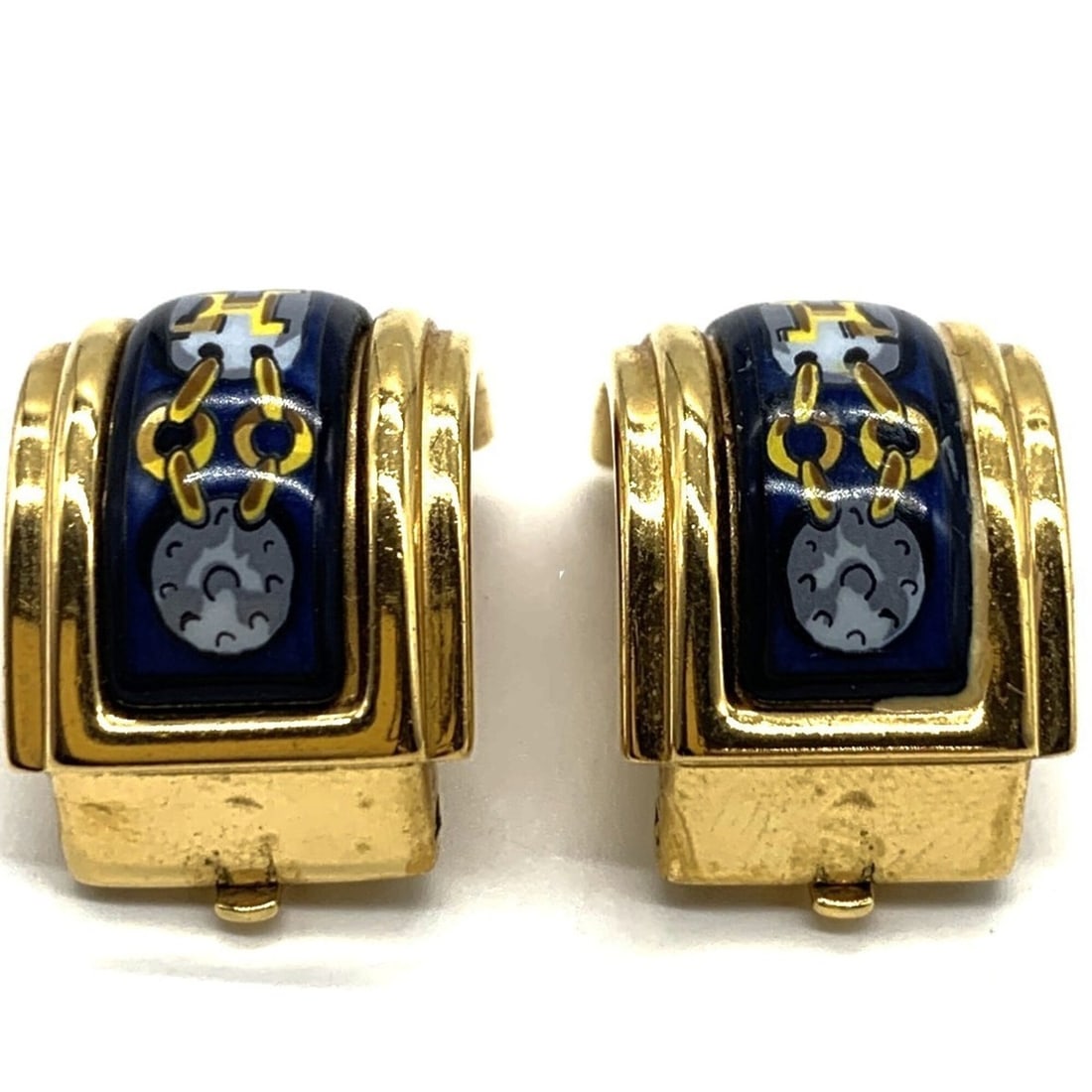 Hermes Enamel Earrings, H Motif, Cloisonné Enamel, Gold/Navy: --- Catalog ---Category: SizeWeight: 7.4g / 0.26oz.Size (HxWxD): 20.00mm x 14.00mm x 13.00mm / 0.79'' x 0.55'' x 0.51''Category: DesignType: Clip earringsColor: Gold, NavyFinish: Gold platedGender: Wo