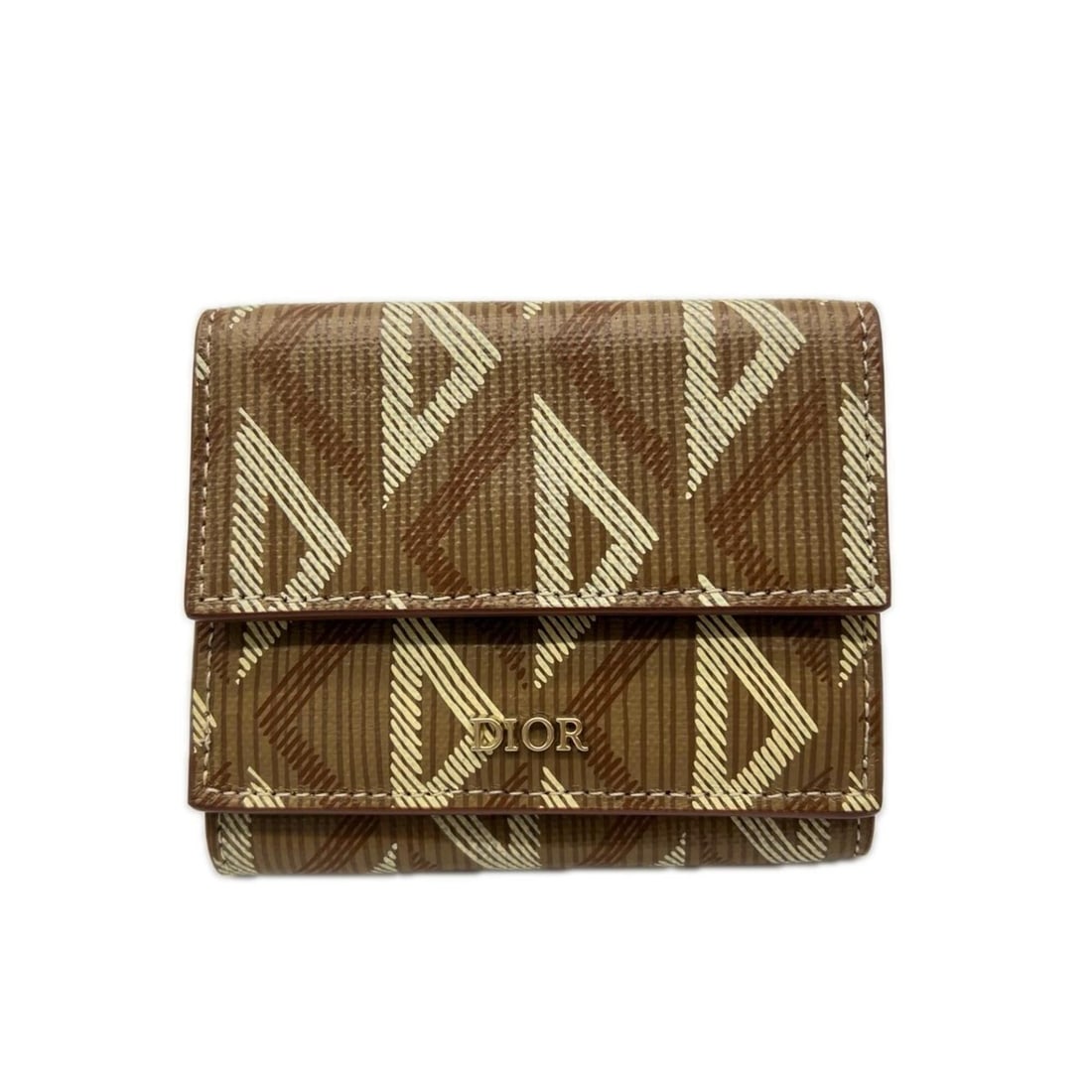 Christian Dior CD Diamond Compact Wallet 2ESBC110 Tri-fold Brown Cream Leather Men's: --- Catalog ---Category: SizeWeight: 93g / 3.28oz.Size (HxWxD): 7.5cm x 9.5cm x 2cm / 2.95'' x 3.74'' x 0.78''Category: DesignType: Wallet (tri-fold)Color: Brown, CreamGender: MenClosure: Button, Snap